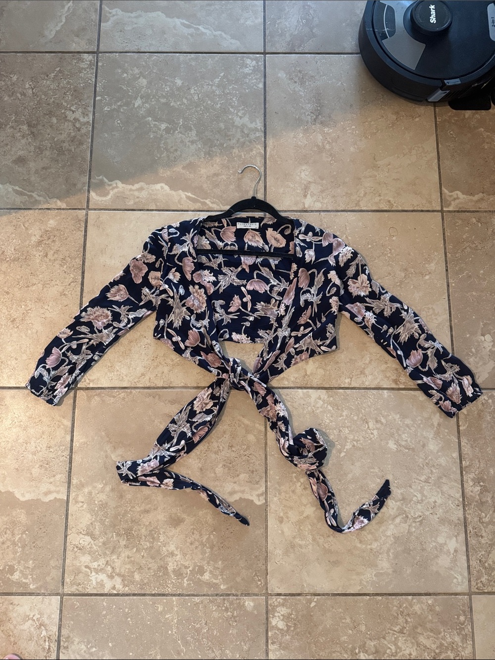 Flynn Skye - Floral Tie-Front Crop Top - Navy/Pink XS
